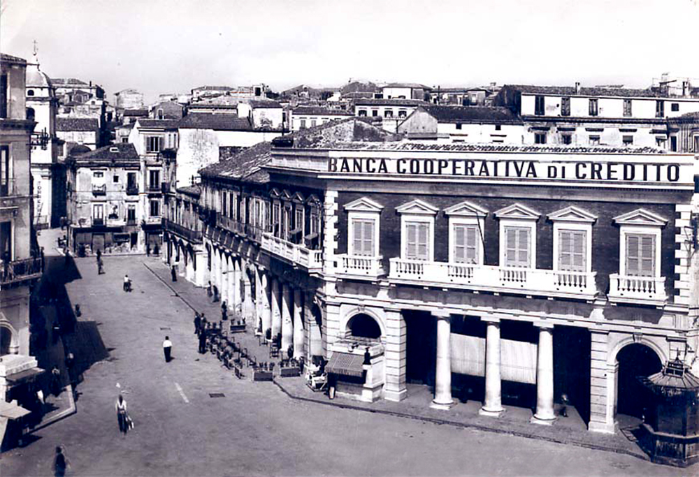 Piazza Vittoria con lo spazio per i tavolini del Bar Asturi Caffè della Libertà