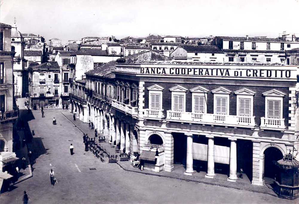 Piazza Vittoria con lo spazio per i tavolini del Bar Asturi Caffè della Libertà