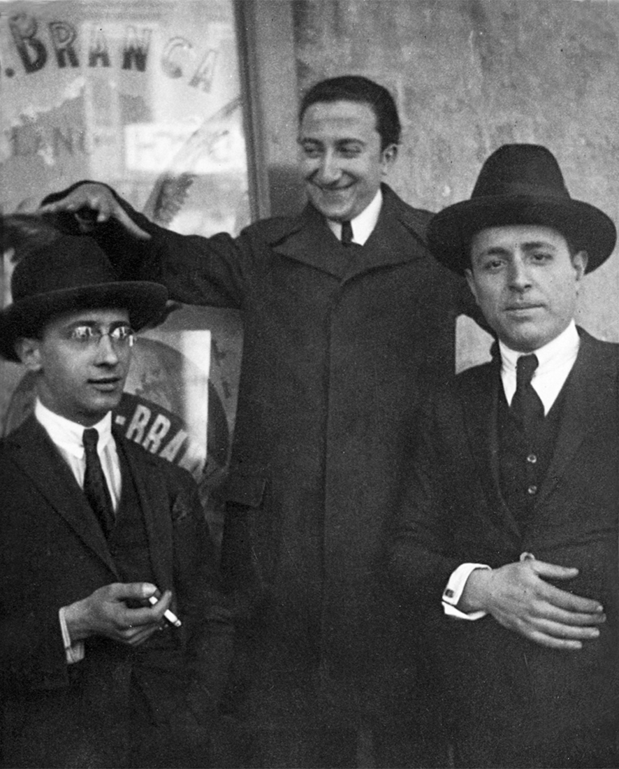 Adolfo Asturi con amici difornte al Caffè della Liberta a Crotone